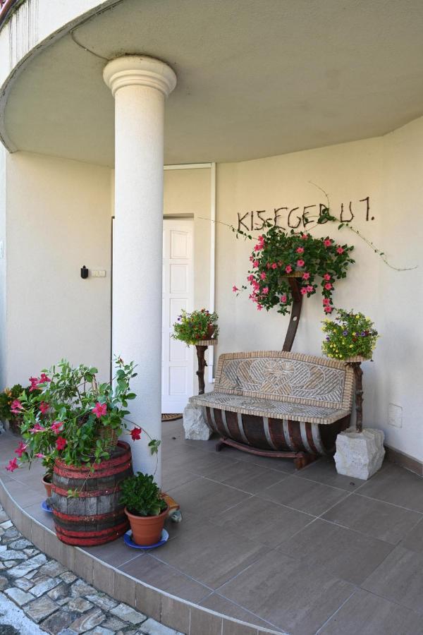Borbarat Vendeghaz Villa เอ็กเกอร์ ภายนอก รูปภาพ